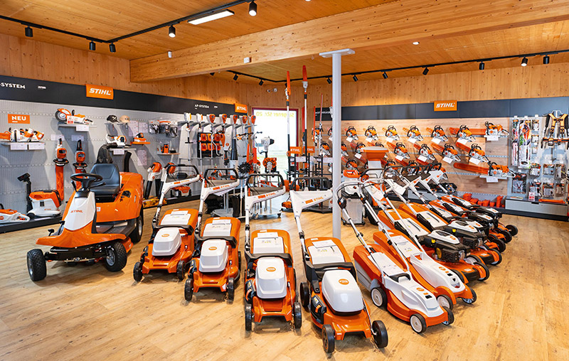 Motors�gen im Laden von Motorger�te Scheffels