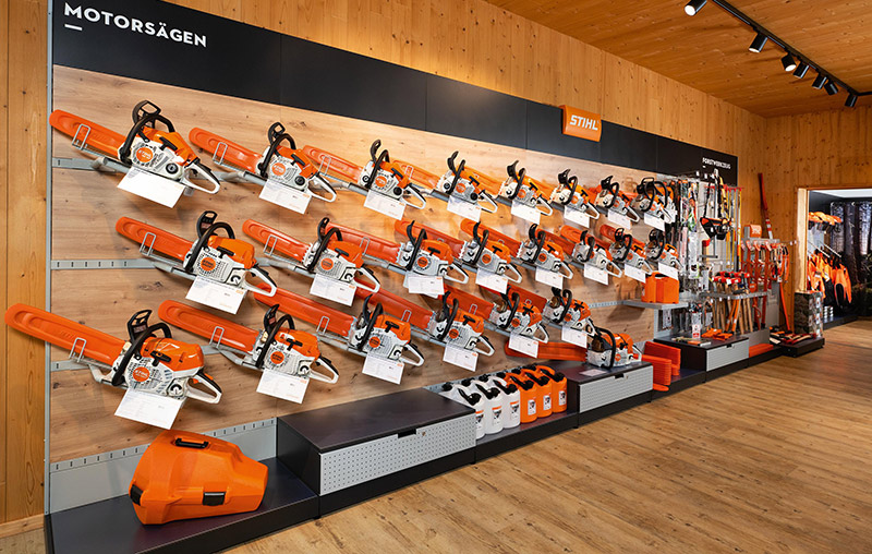 Motors�gen im Laden von Motorger�te Scheffels
