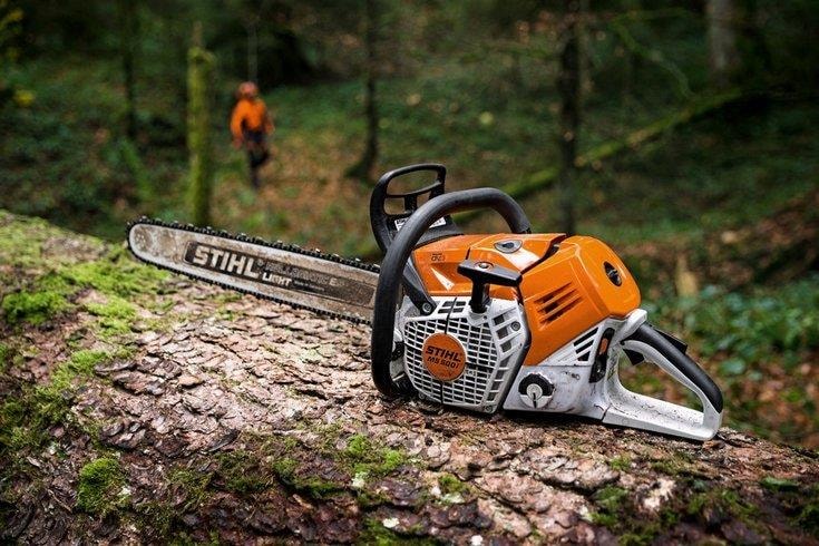 STIHL MS 500i liegt auf gef�lltem Baum